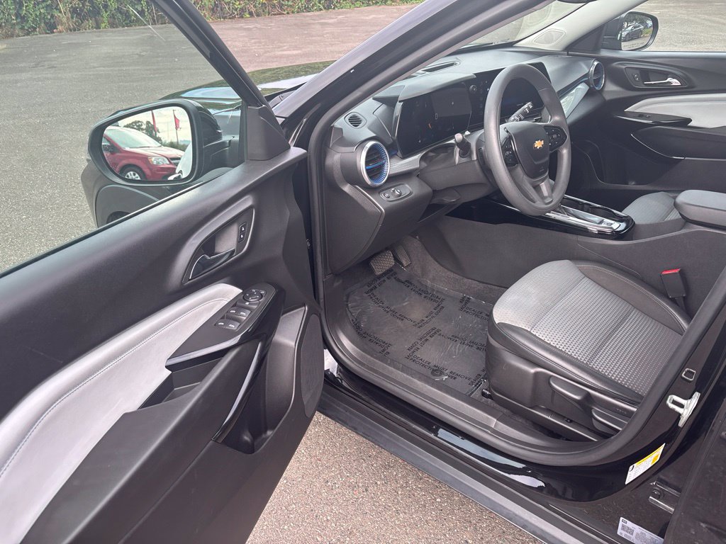 Used 2025 Chevrolet Trax LT FWD image 32