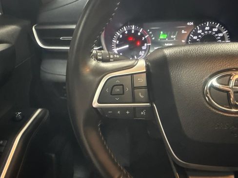 Used 2023 Toyota Highlander XLE FWD image 18