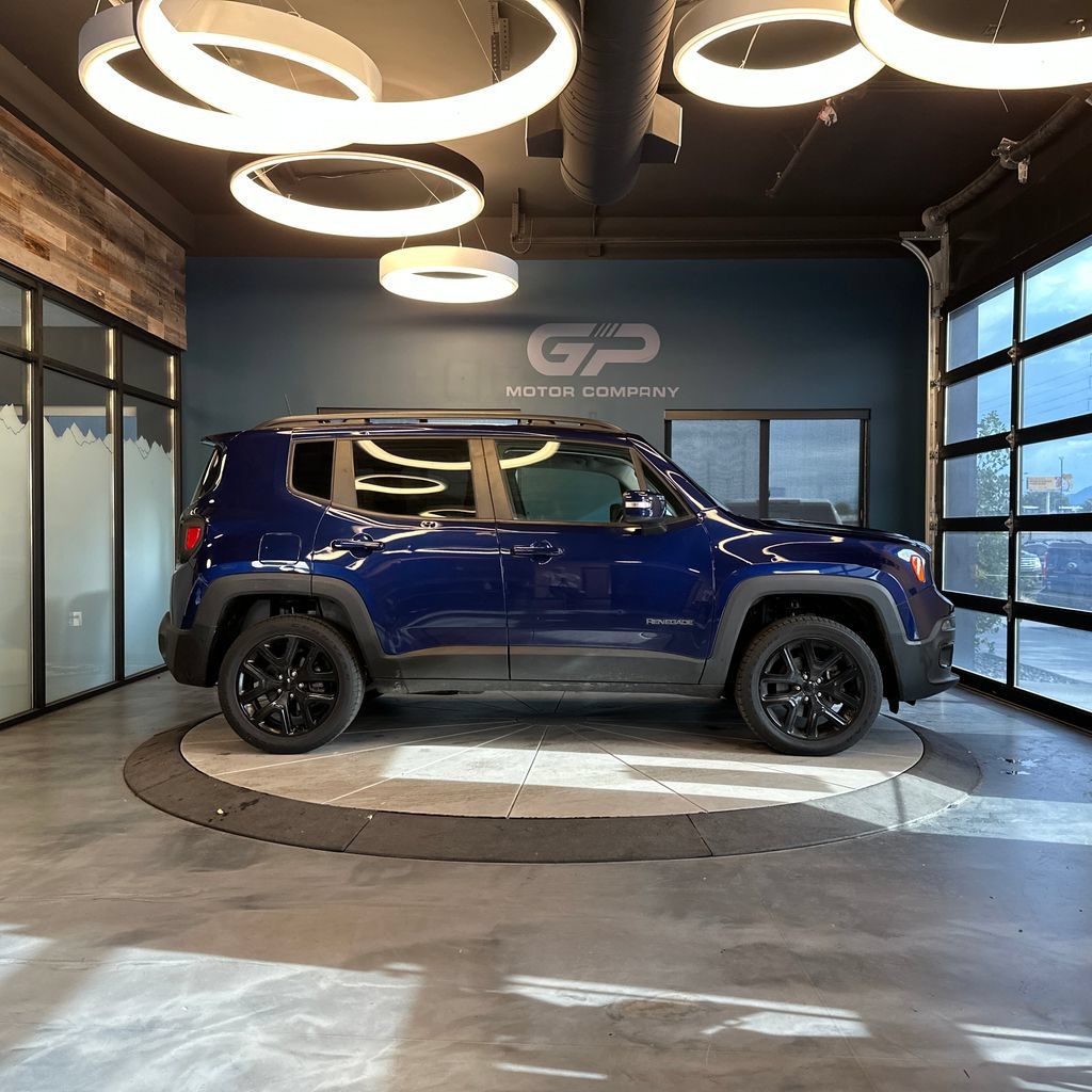 Used 2018 Jeep Renegade Altitude w/ UConnect 8.4 Nav Group AWD/4WD image 2