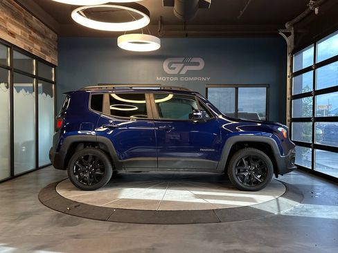 Used 2018 Jeep Renegade Altitude w/ UConnect 8.4 Nav Group AWD/4WD image 2