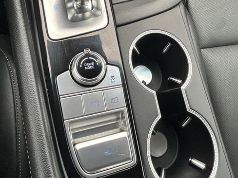 Used 2025 Genesis G70 2.5T image 15