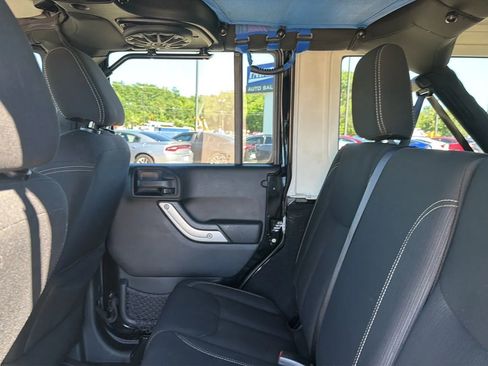 Used 2016 Jeep Wrangler Unlimited Sahara w/ Connectivity Group AWD/4WD image 39