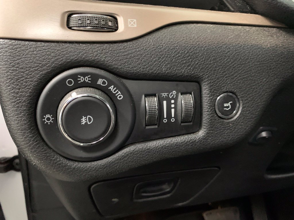 Used 2017 Jeep Cherokee Limited w/ Luxury Group AWD/4WD image 17