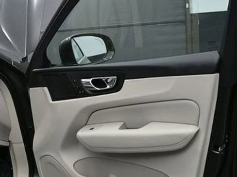 Used 2019 Volvo XC60 T6 Momentum w/ Multimedia Package AWD/4WD image 16