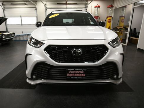 Used 2022 Toyota Highlander XSE image 2