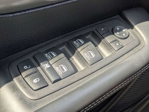 Used 2025 Chrysler Pacifica Select FWD image 24