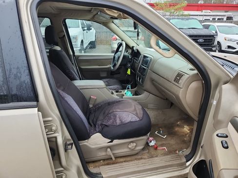Used 2004 Ford Explorer XLT image 21