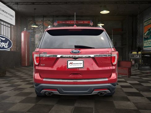 Used 2018 Ford Explorer XLT w/ Equipment Group 202A FWD image 5