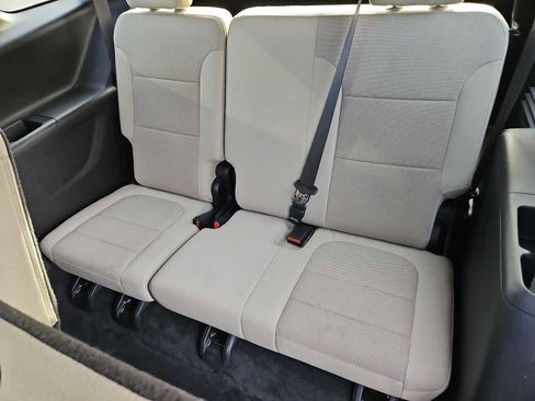 Used 2022 Chevrolet Traverse LS image 35