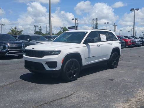 Used 2023 Jeep Grand Cherokee Altitude RWD image 2