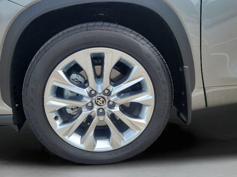 Certified 2026 Toyota Highlander Limited AWD/4WD image 26