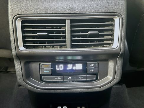 Used 2025 Volkswagen Atlas SE image 28