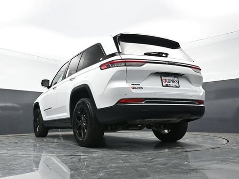 Used 2025 Jeep Grand Cherokee Altitude AWD/4WD image 46