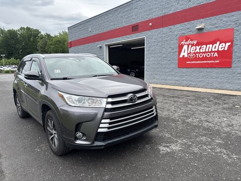 Used 2018 Toyota Highlander XLE AWD/4WD image 1