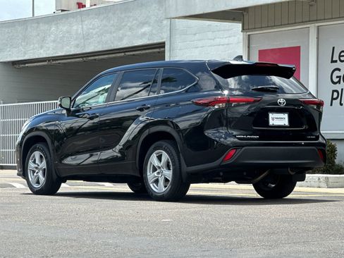 Used 2024 Toyota Highlander LE AWD/4WD image 3