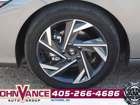 Used 2024 Hyundai Elantra Limited image 12