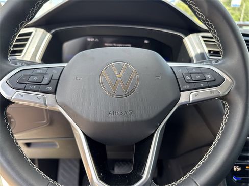 Used 2024 Volkswagen Tiguan SE image 16