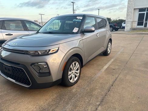 Used 2022 Kia Soul LX FWD image 1
