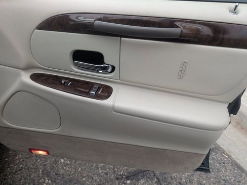 Used 1999 Lincoln Town Car Executive image 30