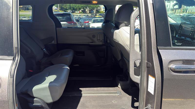 Used 2021 Toyota Sienna XLE AWD/4WD image 19