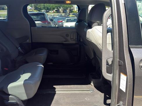 Used 2021 Toyota Sienna XLE AWD/4WD image 19