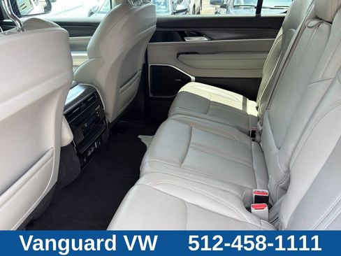 Used 2024 Jeep Wagoneer L Series II RWD image 32