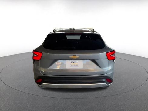Used 2025 Chevrolet Trax LT image 12
