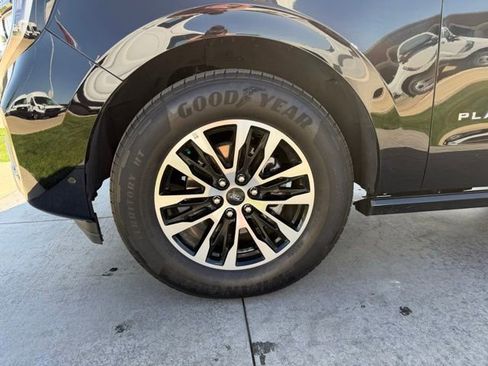 Certified 2025 Ford Expedition Platinum image 4