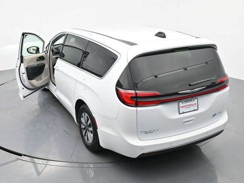Used 2023 Chrysler Pacifica Touring-L image 30