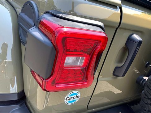 Certified 2025 Jeep Wrangler Unlimited Rubicon AWD/4WD image 27