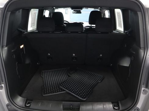 Used 2022 Jeep Renegade Altitude AWD/4WD image 17