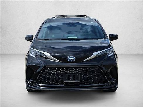 Used 2023 Toyota Sienna XSE image 2