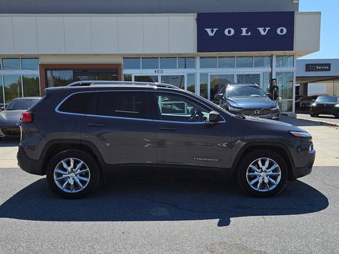 Used 2017 Jeep Cherokee Limited AWD/4WD image 6