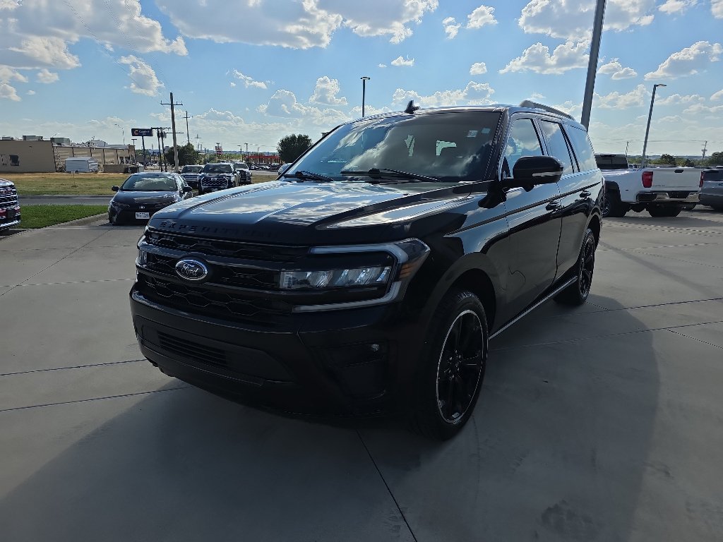 Used 2023 Ford Expedition Limited AWD/4WD image 3