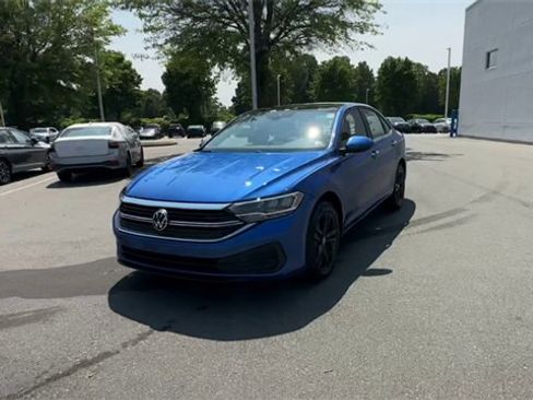 Used 2023 Volkswagen Jetta SE w/ Panoramic Sunroof Package image 5