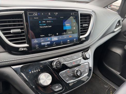Used 2026 Chrysler Pacifica Select AWD/4WD image 9