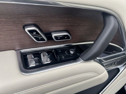 Certified 2025 Land Rover Range Rover SE image 24