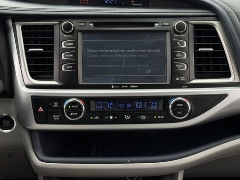 Used 2018 Toyota Highlander XLE FWD image 16