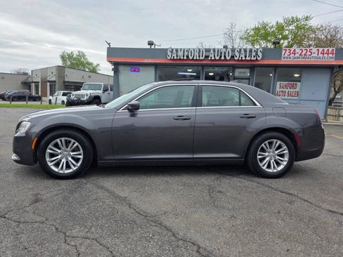 Used 2017 Chrysler 300 Limited w/ Value Package RWD image 4