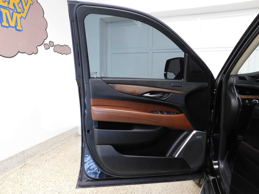 Used 2019 Cadillac Escalade ESV Luxury AWD/4WD image 23