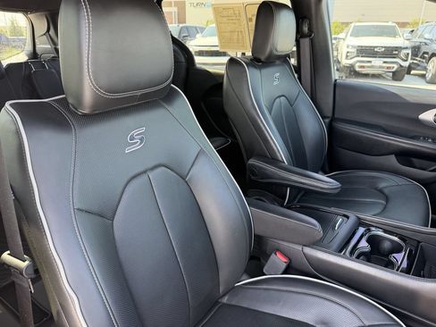 Used 2025 Chrysler Pacifica Limited FWD image 25