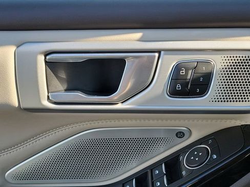 Used 2023 Ford Explorer Platinum w/ Technology Package image 30