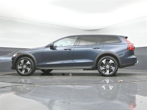 Used 2024 Volvo V60 B5 Cross Country Plus image 40