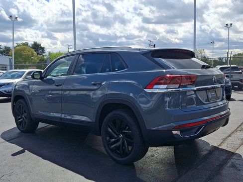 Certified 2022 Volkswagen Atlas Cross Sport SE w/ Panoramic Sunroof Package AWD/4WD image 4