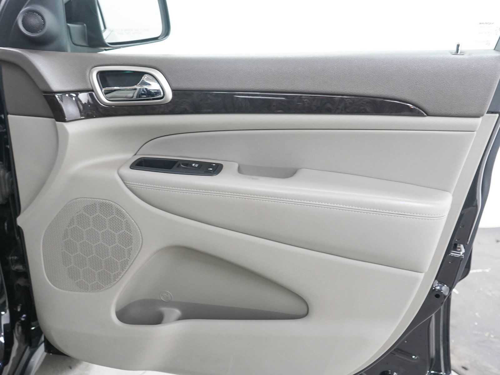 Used 2013 Jeep Grand Cherokee Laredo AWD/4WD image 12