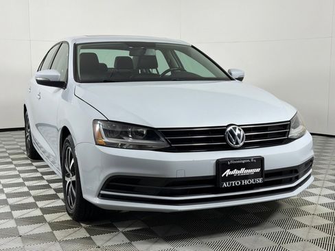 Used 2017 Volkswagen Jetta SE image 3