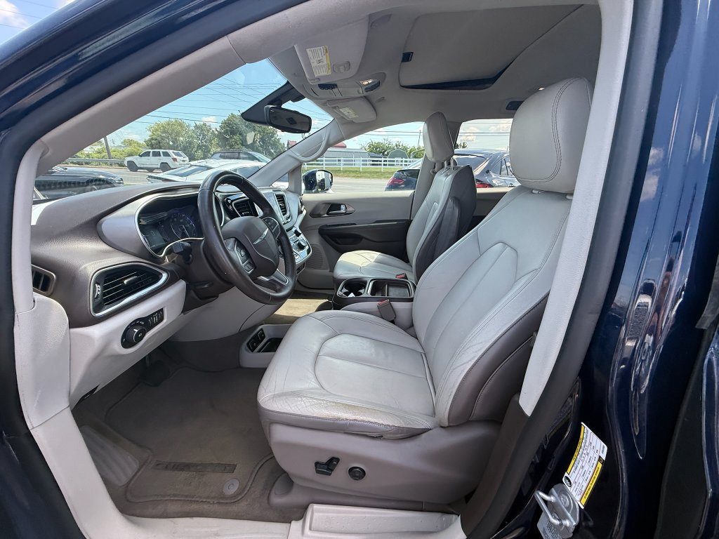 Used 2017 Chrysler Pacifica Touring-L w/ Tire & Wheel Group FWD image 12