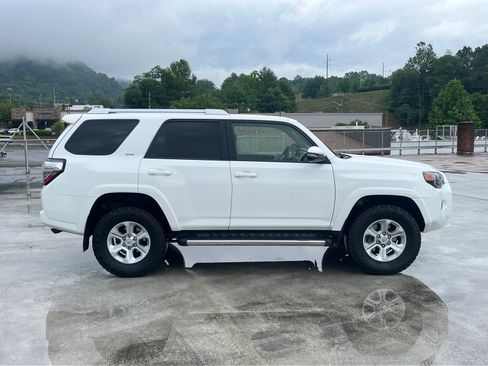 Used 2018 Toyota 4Runner SR5 Premium AWD/4WD image 2