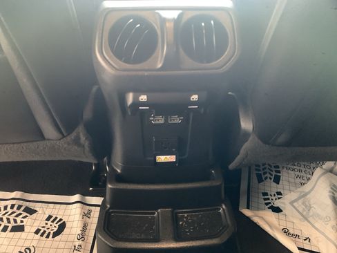 Used 2023 Jeep Wrangler Unlimited Sahara AWD/4WD image 15