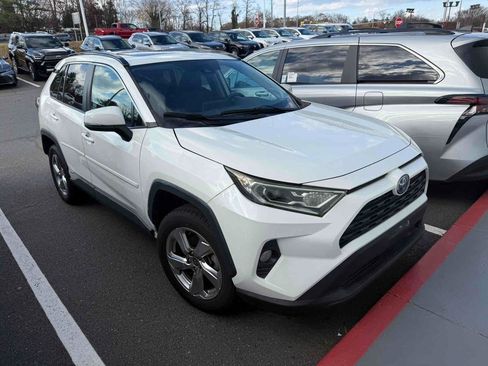 Used 2021 Toyota RAV4 XLE Premium image 2